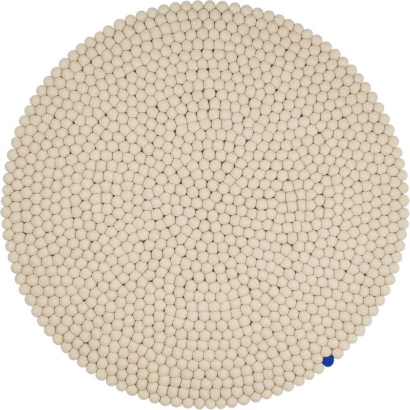 Beiger, runder Filzteppich von myfelt, bestehend aus vielen kleinen Filzkugeln, Durchmesser 300 cm.